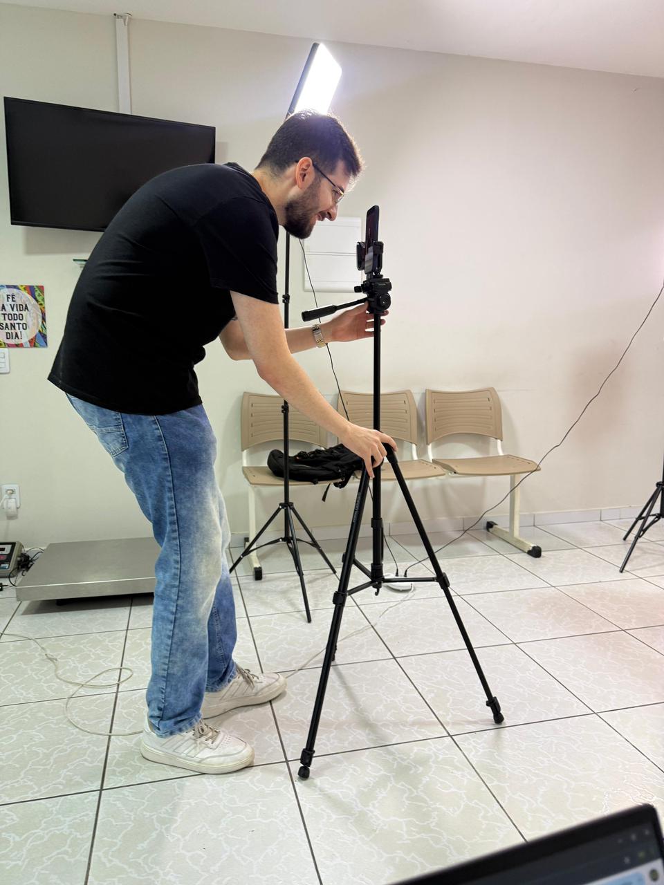 Vitor ajustando o equipamento de gravação no ambiente da clínica